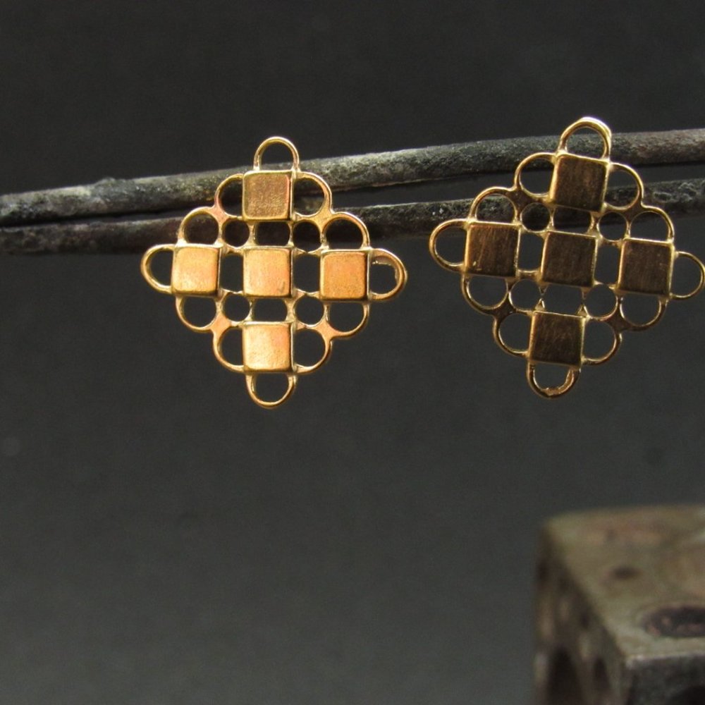 Gold earrings. Stud earrings.